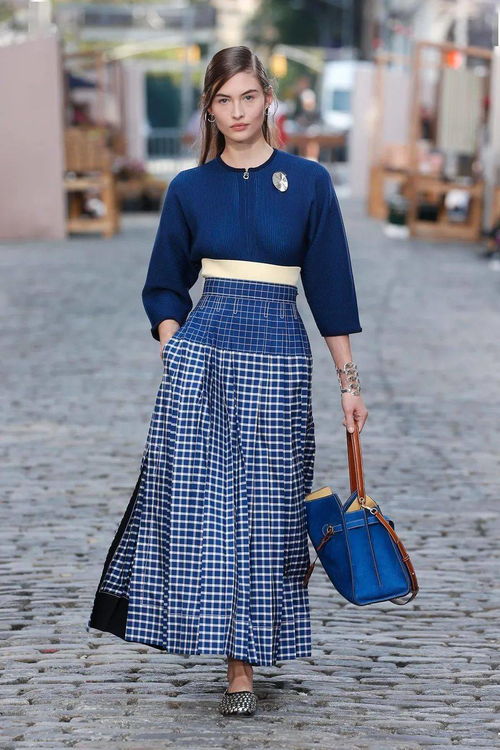 t型臺 見過紅唇黑發,手拿鮮花的kendall嗎